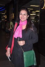 Poonam Dhillon snapped at the airport in Mumbai on 26th June 2012-1 (6).JPG